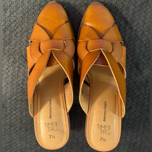 Women’s Time and Tru brand shoes size 7.5 - Picture 2 of 5